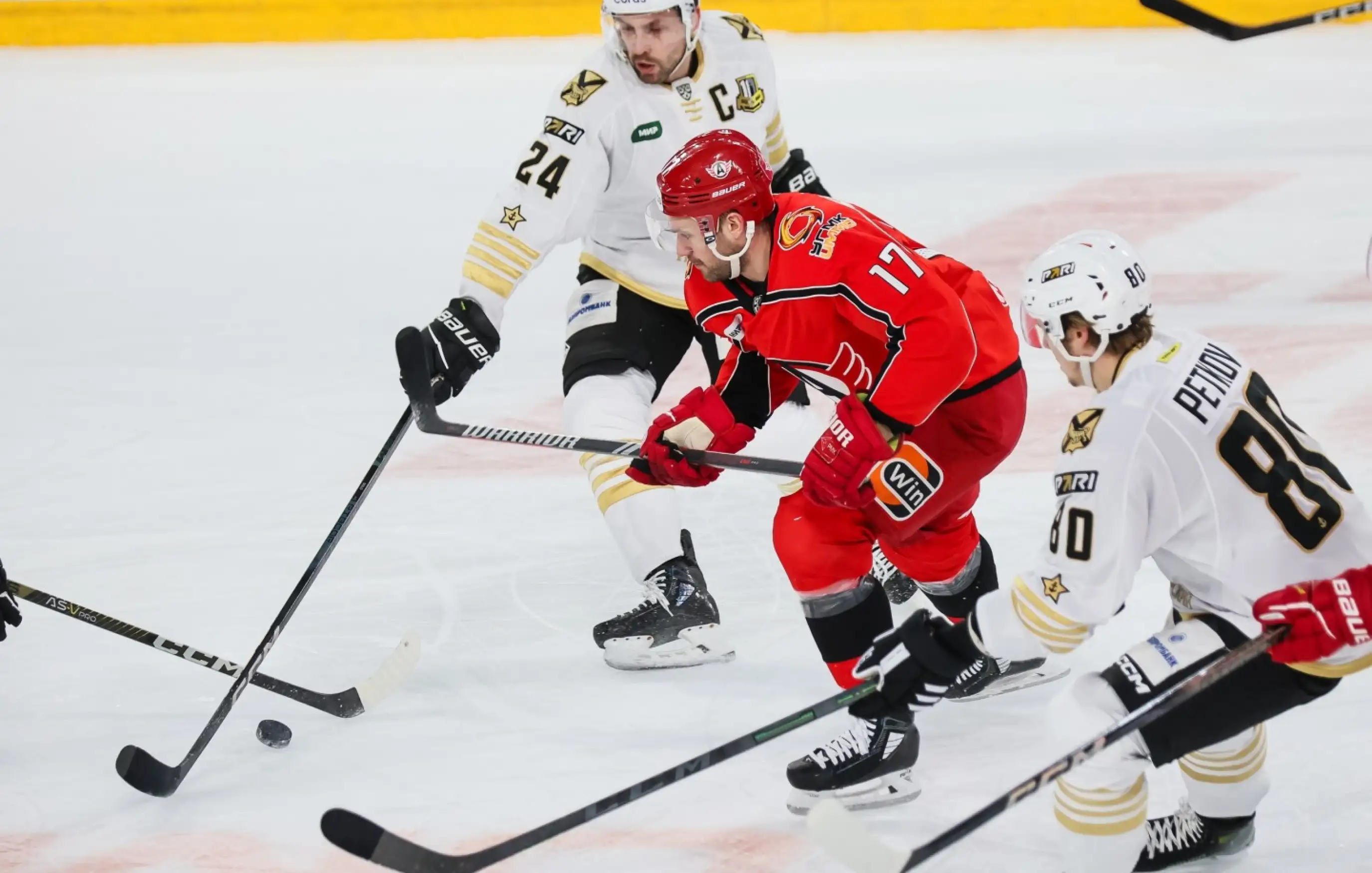 «Автомобилист» переиграл дома «Адмирал»