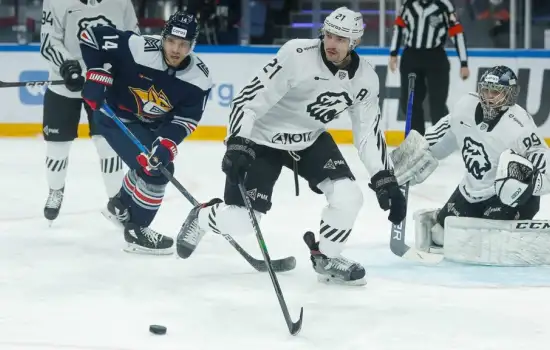 Десять шайб забросили на двоих «Металлург» и «Трактор»