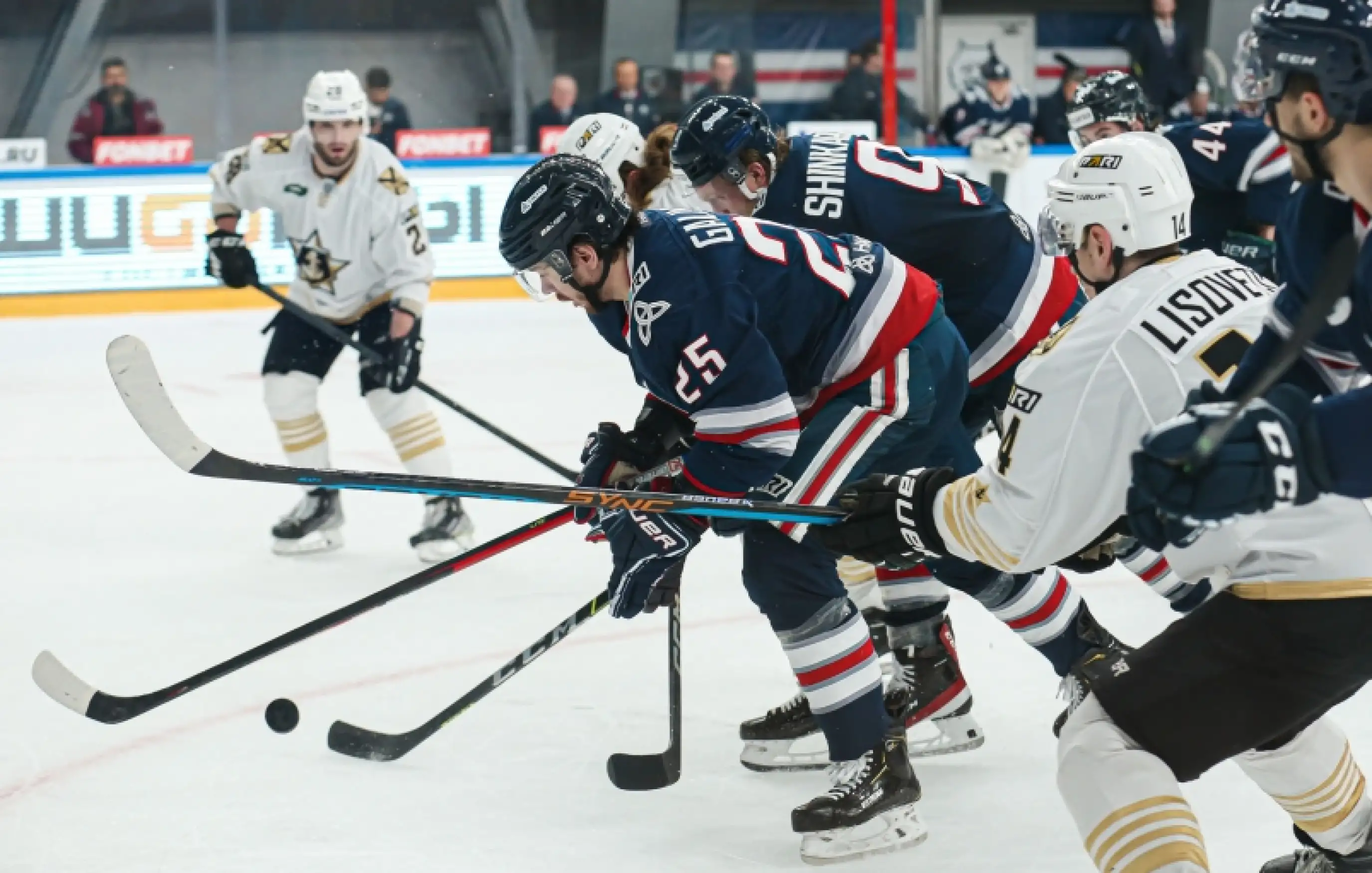 «Адмирал» переиграл на своем льду «Нефтехимик»